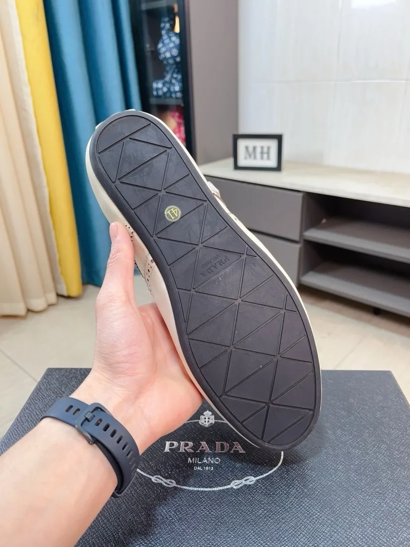 Men's shoes 💰560🌸🌸Men's shoes 💰prada/Prada New men's spliced ​​casual sports shoes. These sports shoes use exquisite stitching technology to outline a unique geometric texture, and contemporary lines and details reinterpret the classic sports style. The upper is made of ultra-official material, and the inner foot pad is made of cow leather. It is light and breathable, practical and versatile, and the outsole has a laser logo to create a comfortable wearing experience. Comes with full set of original packaging dust bag! Size: 38-44 (45 customized)